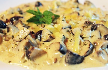Hrinova mushrooms with smooth cream cheese served with french bread .... 110 B